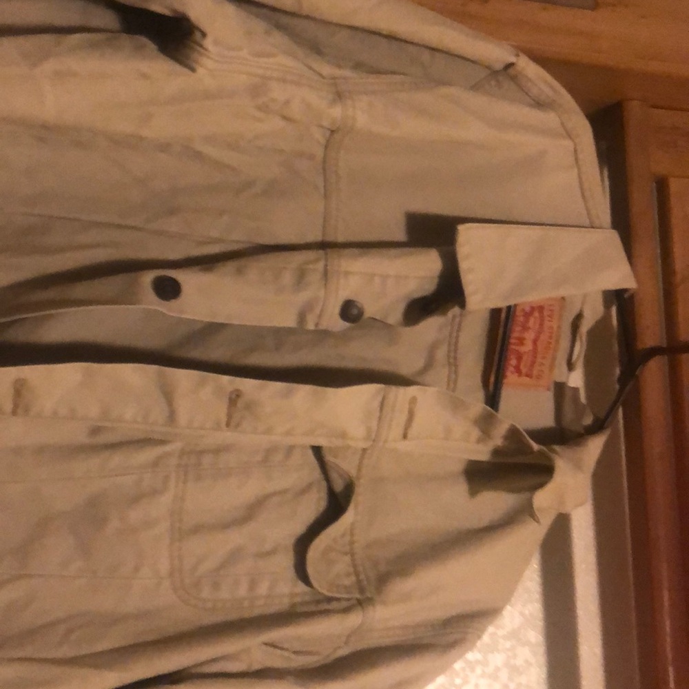 Men’s Levi’s jean jacket Khaki in color